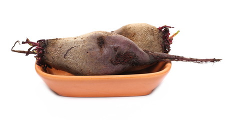 Fototapeta premium Fresh raw beetroot slices in clay pot isolated on white background 