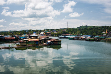 Fototapeta na wymiar wooden floating houses at Sangkhlaburi