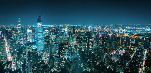 Aerial view of New York Manhattan at night - obrazy, fototapety, plakaty