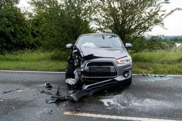 Fototapeta na wymiar Verkehrsunfall mit Auto