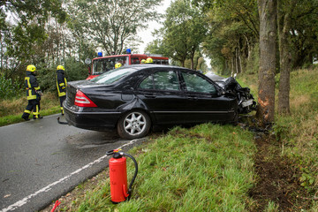 Verkehrsunfall - Auto prallt gegen Baum