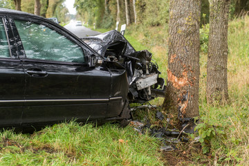 Verkehrsunfall - Auto prallt gegen Baum