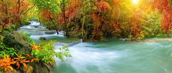 Fotobehang Kleurrijke majestueuze waterval in nationaal parkbos in de herfst, panorama - Image © wirojsid