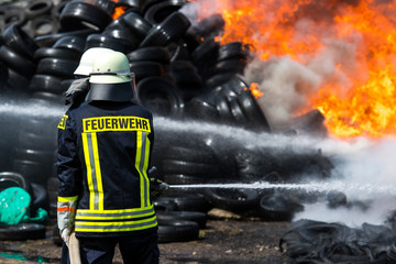 Feuerwehr löscht brennende Reifen