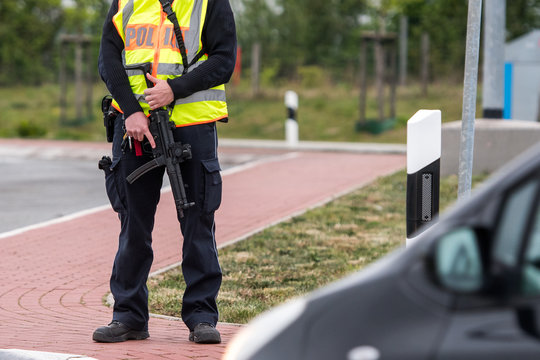 Polizist mit Maschinenpistole