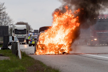 PKW Auto geht in Flammen auf