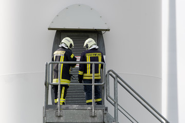 Feuerwehrmänner an einer Windkraftanlage
