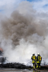 Fototapeta na wymiar Feuerwehr beim Löschen