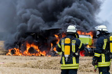 Die Feuerwehr löscht einen brennenden Traktor