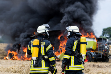 Die Feuerwehr löscht einen brennenden Traktor