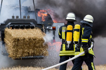 Die Feuerwehr löscht einen brennenden Traktor