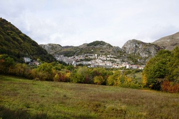 Fototapeta na wymiar panorama of the town of Roccamandolfi
