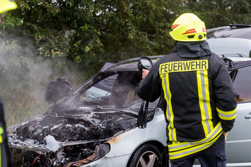 Feuerwehrmann mit Wärmebildkamera