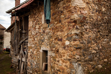 Fototapeta na wymiar fachada piedra de pueblo de montaña