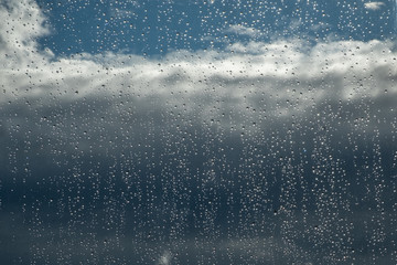 Gouttes d'eau sur une vitre