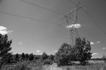 torreta de luz con cables