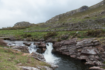 cascada entre piedras