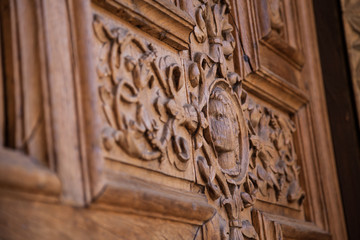 detalle de la puerta de madera de la catedral de León