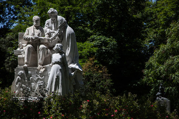 Fototapeta premium monumento a Campoamor en el parque de El Retiro