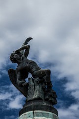 estatua del &aacute;ngel ca&iacute;do en el parque de El Retiro, Madrid