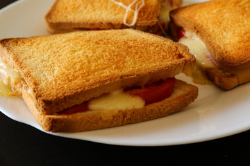 Primo piano di tre toast al pomodoro e mozzarella, cibo e cucina