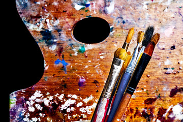 Herramientas de pintor pinceles y paleta