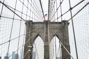 puente de Brooklyn en día nublado