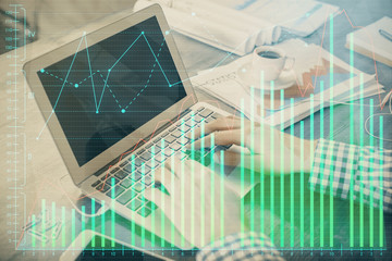 Obraz premium Double exposure of forex graph with man working on computer on background. Concept of market analysis.