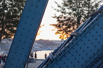 detalle puente de Oporto al atardecer con río
