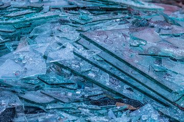 Zerbrochene Glasscheiben im Recycling Container