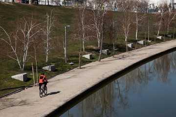 hombre en bicicleta al lado de río