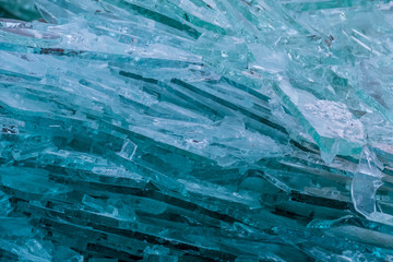 Zerbrochene Glasscheiben im Recycling Container