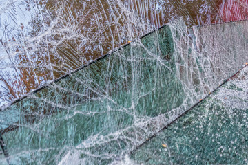 Zerbrochene Glasscheiben im Recycling Container