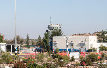 Army checkpoint on the border between Israel and the Palestinian Authority in the Samaria region of Beniamin district near to Rosh Haayin - obrazy, fototapety, plakaty