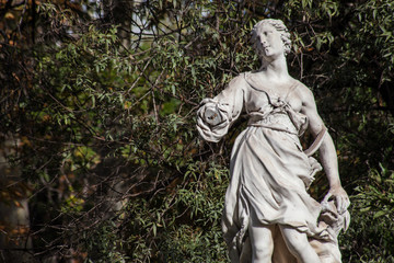 escultura de mujer en el parque del Retiro, Madrid
