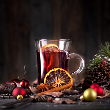roter Gl&uuml;hwein im Glas