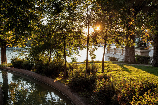 r&iacute;o que llega al lago del parque del Retiro al atardecer