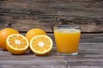 Un vaso de jugo de naranja y la fruta