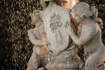 detalle de fuente del Retiro con agua al atardecer