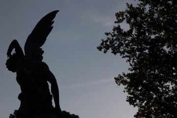 monumento al &aacute;ngel ca&iacute;do en el parque de El Retiro