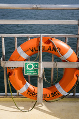 Rettungsring auf einer Fähre zur friesischen Insel Vlieland, Niederlanden
