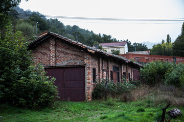 cuadra de ladrillos en mitad del campo