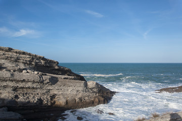 Fototapeta na wymiar olas rompiendo en acantilado de Santander