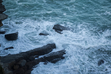 olas rompiendo en acantilado de Santander