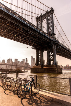 Fototapeta Manhattan Bridge in New York City seen from Brooklyn Bridge Park