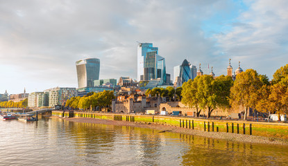 Obraz premium Panorama of the modern skyline on Thames river - London, United Kingdom