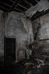 Fototapeta na wymiar puerta en interior de casa abandonada