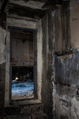 Fototapeta na wymiar puerta en interior de casa abandonada
