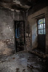 puerta en interior de casa abandonada