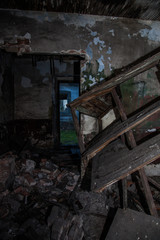 Fototapeta na wymiar estantería en interior de casa abandonada